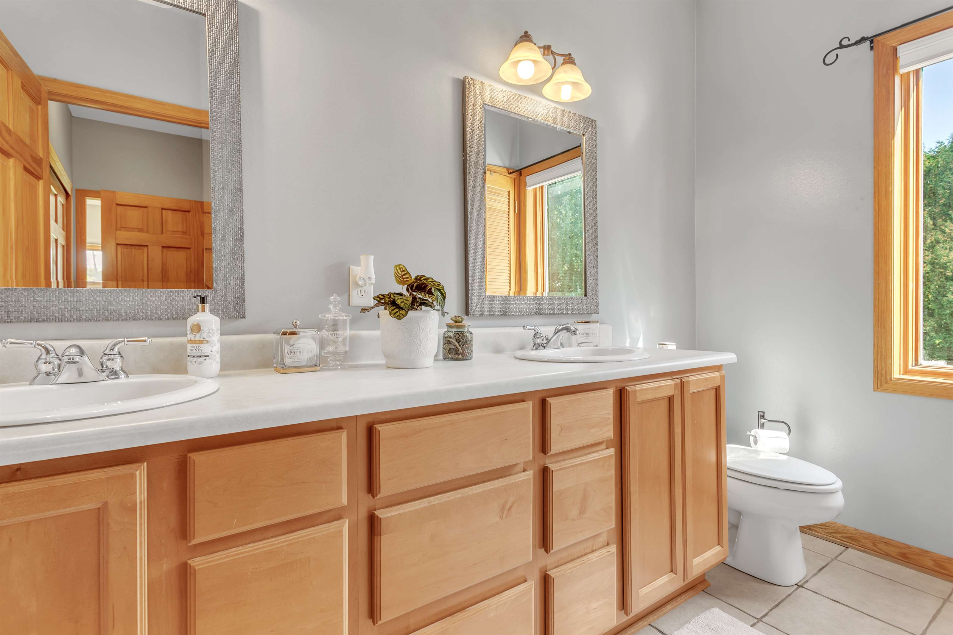 3929 E Greenway Dr, Oak Creek, WI 53154