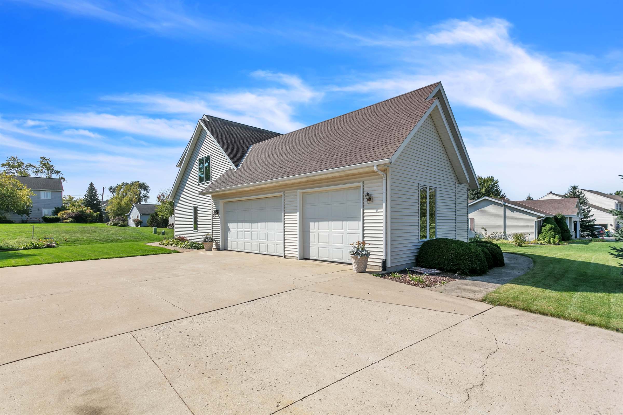 3929 E Greenway Dr, Oak Creek, WI 53154