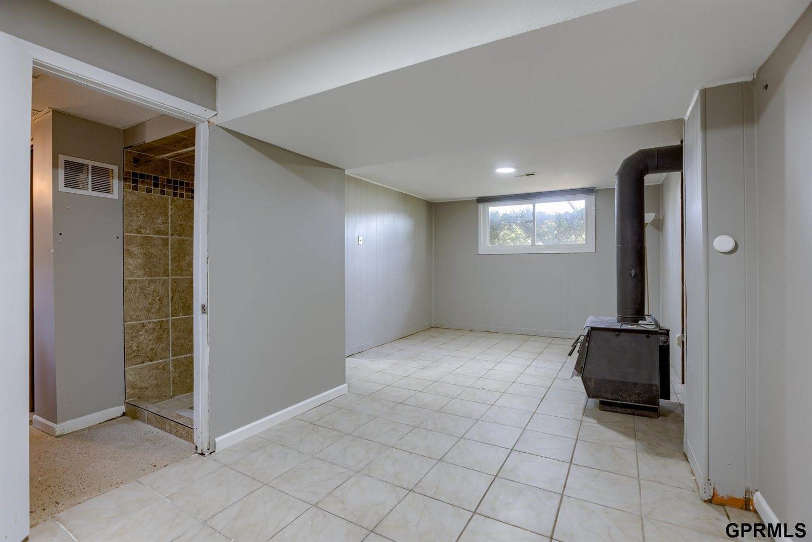 8106 Wildewood Drive, Ralston, NE 68127