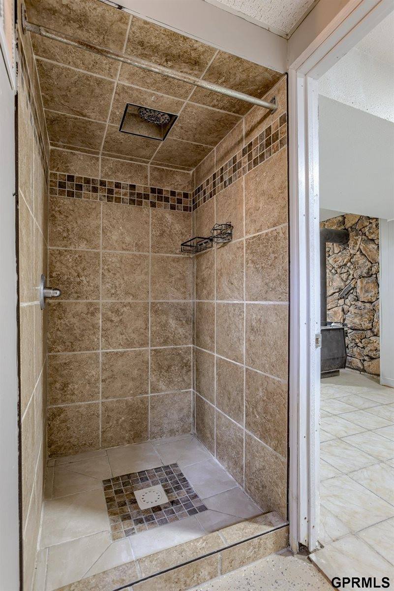 8106 Wildewood Drive, Ralston, NE 68127