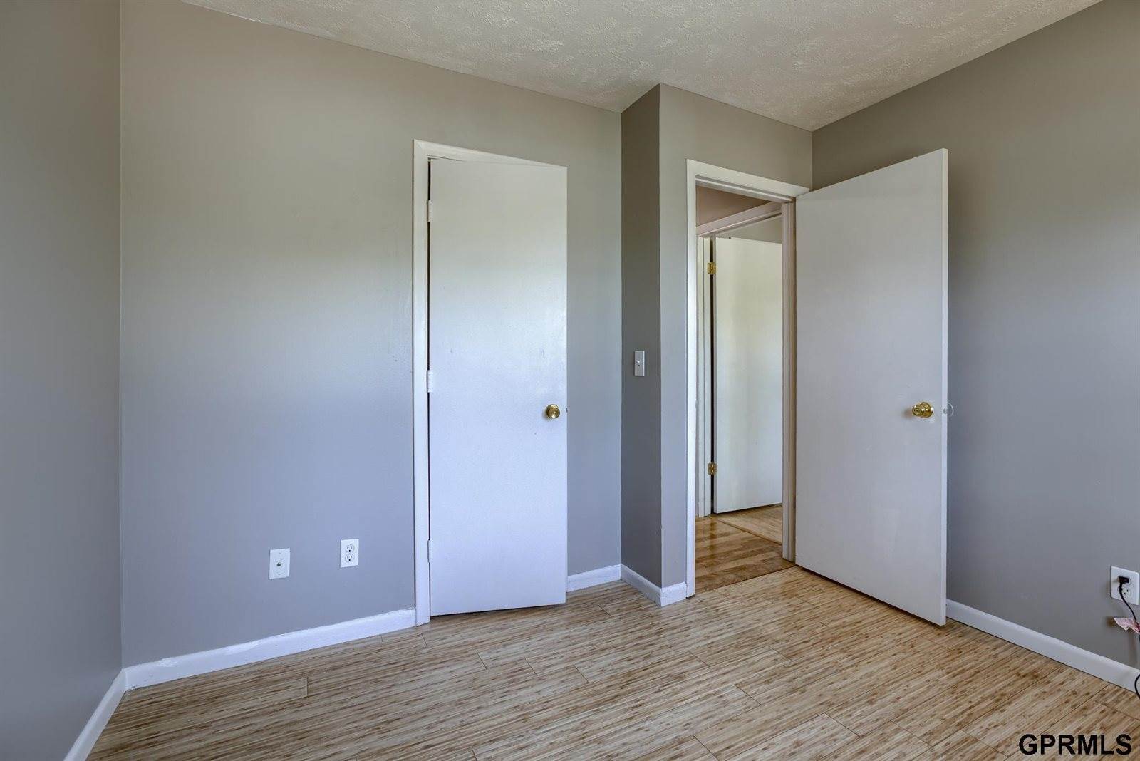 8106 Wildewood Drive, Ralston, NE 68127