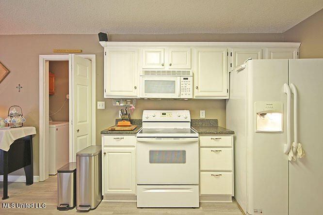 11525 Bayou Place, Ocean Springs, MS 39564