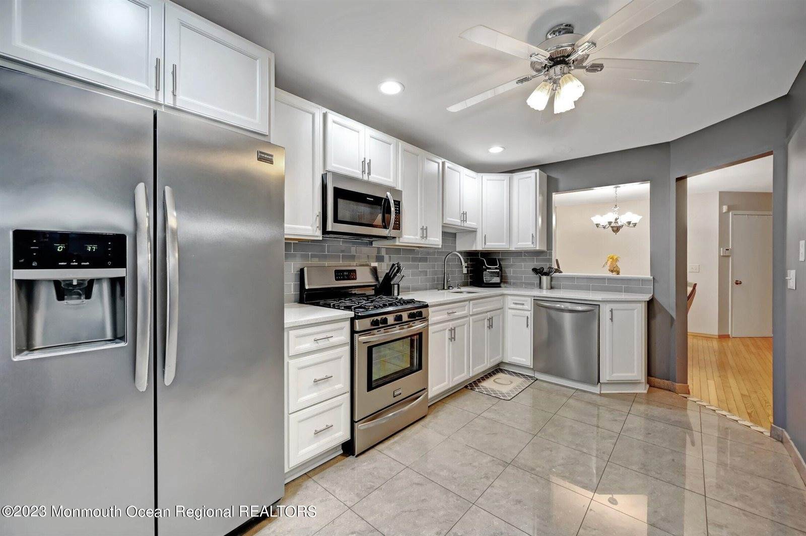 32 Atrium Way, Manalapan, NJ 07726