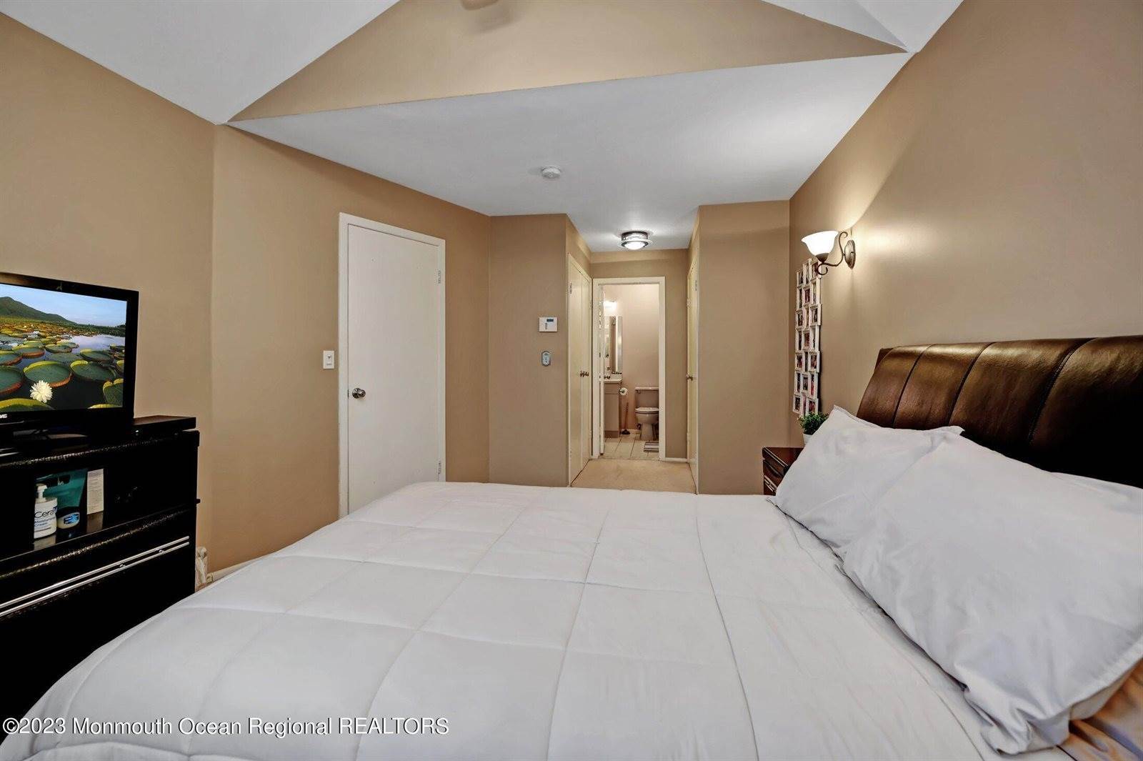 32 Atrium Way, Manalapan, NJ 07726