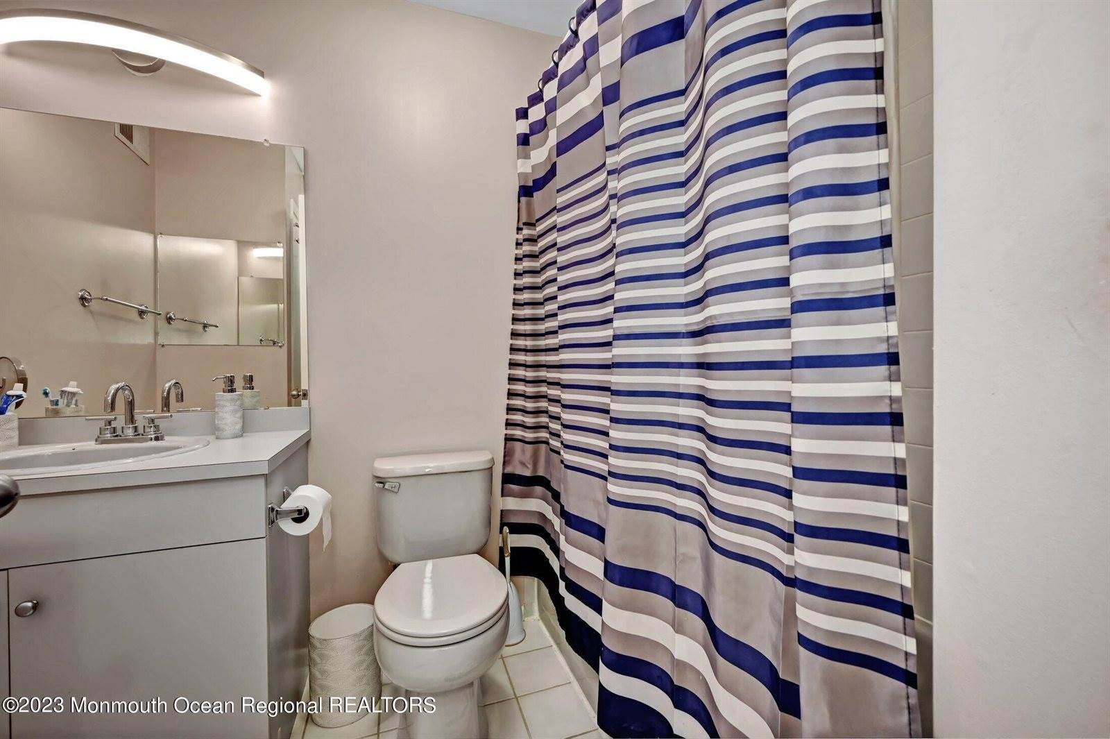 32 Atrium Way, Manalapan, NJ 07726