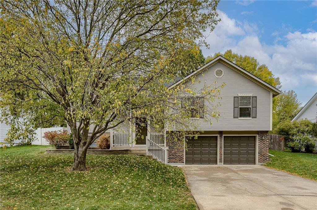 608 SE Pendleton Drive, Lee's Summit, MO 64063