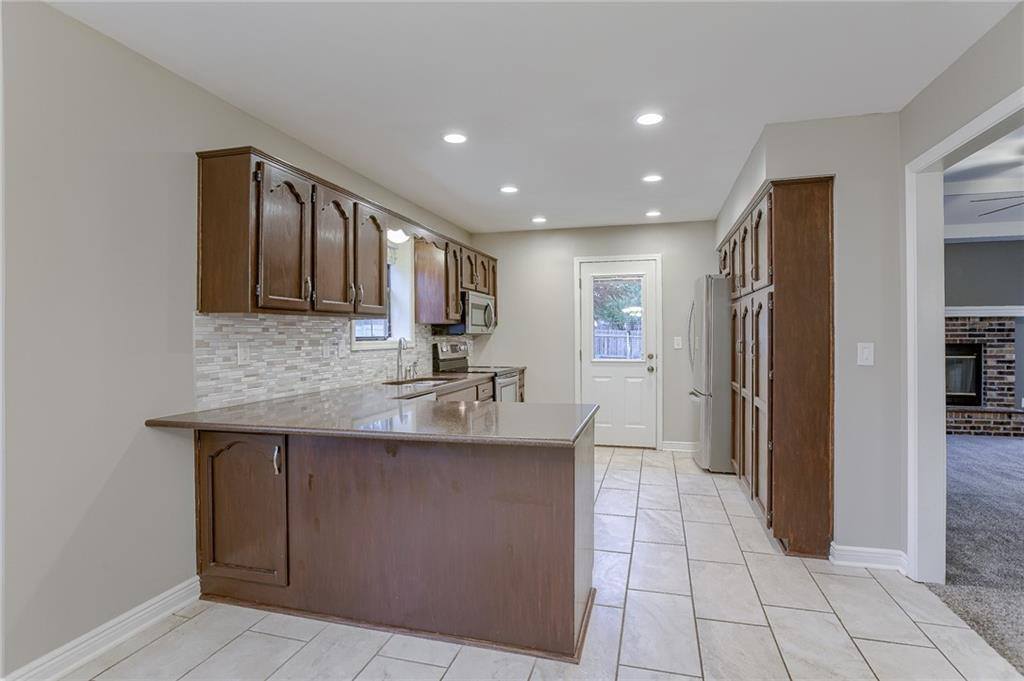 608 SE Pendleton Drive, Lee's Summit, MO 64063