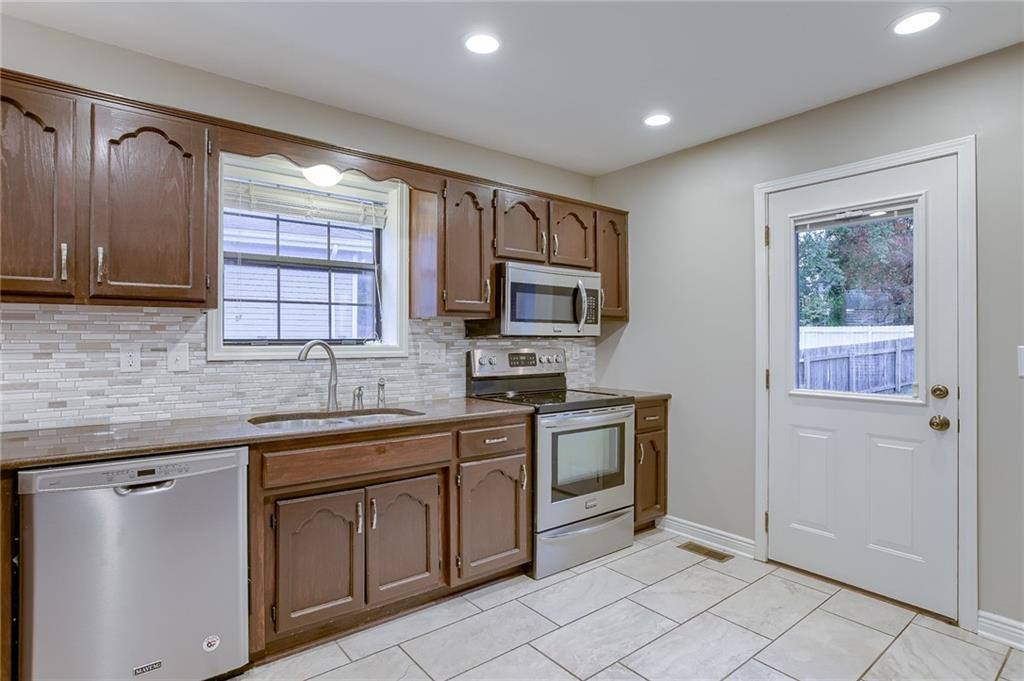 608 SE Pendleton Drive, Lee's Summit, MO 64063