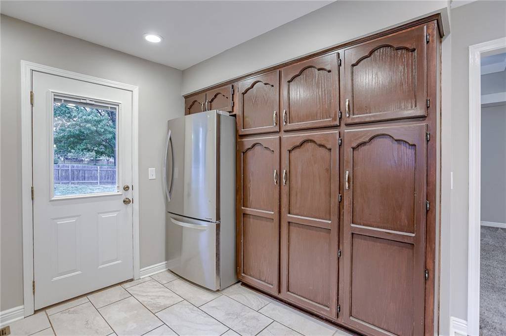 608 SE Pendleton Drive, Lee's Summit, MO 64063