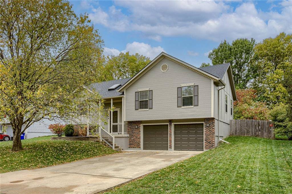 608 SE Pendleton Drive, Lee's Summit, MO 64063