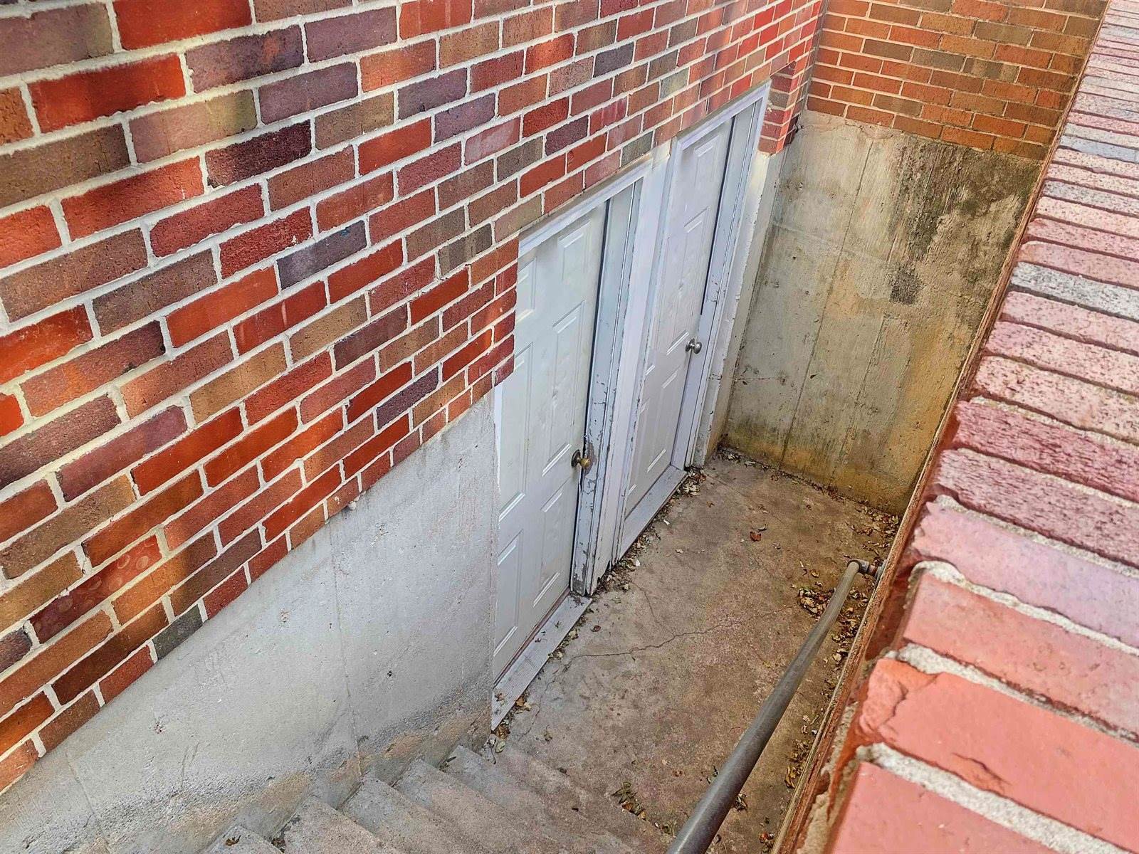 1827 S Glenn St, Wichita, KS 67213