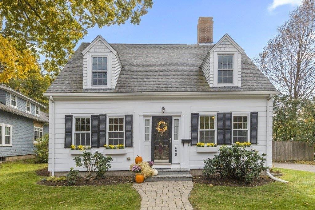 608 Main St, Medfield, MA 02052