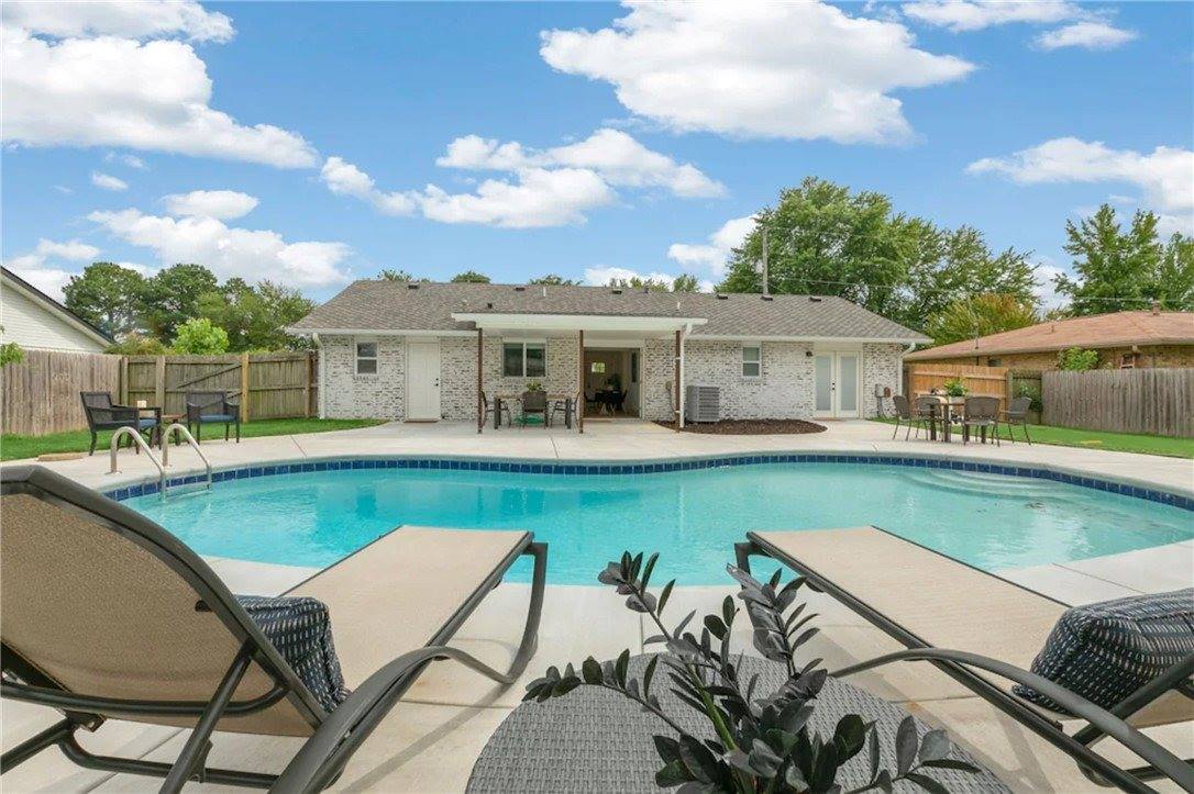 402 SW 20th Street, Bentonville, AR 72712