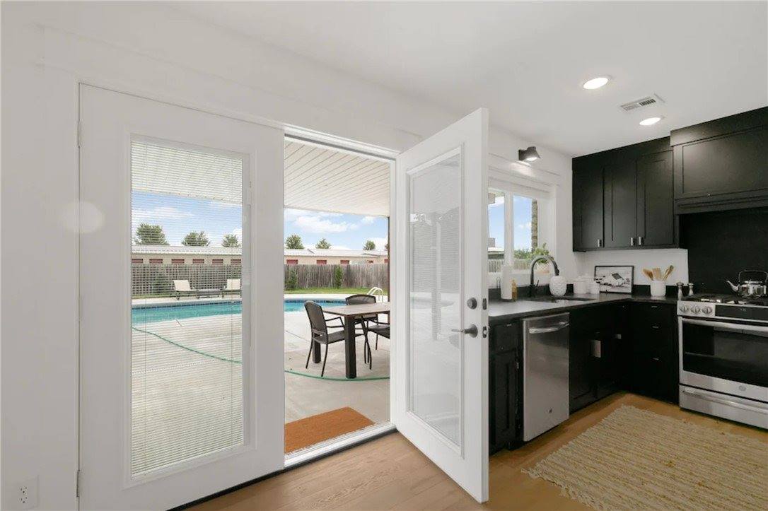 402 SW 20th Street, Bentonville, AR 72712