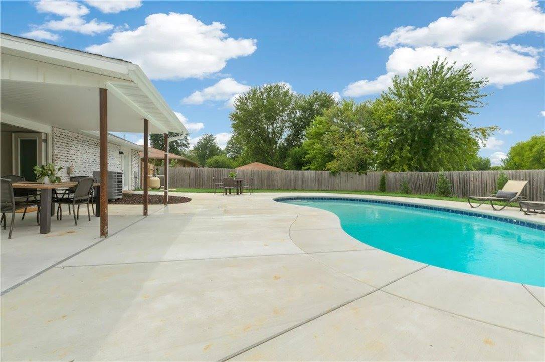 402 SW 20th Street, Bentonville, AR 72712