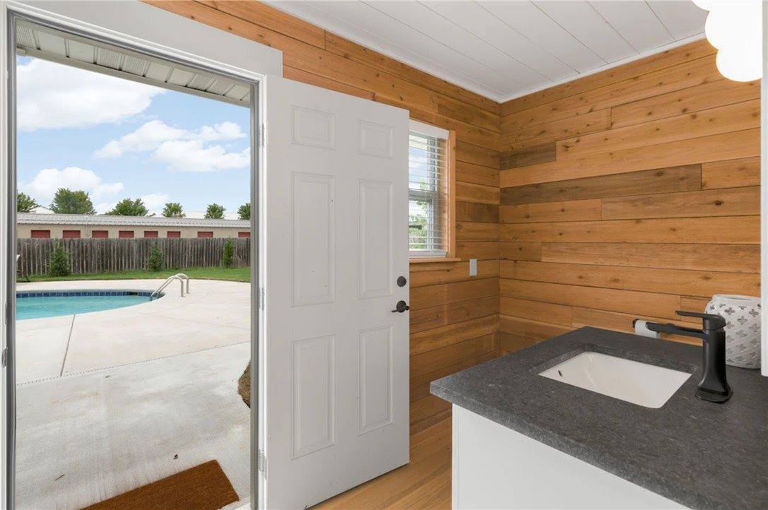 402 SW 20th Street, Bentonville, AR 72712