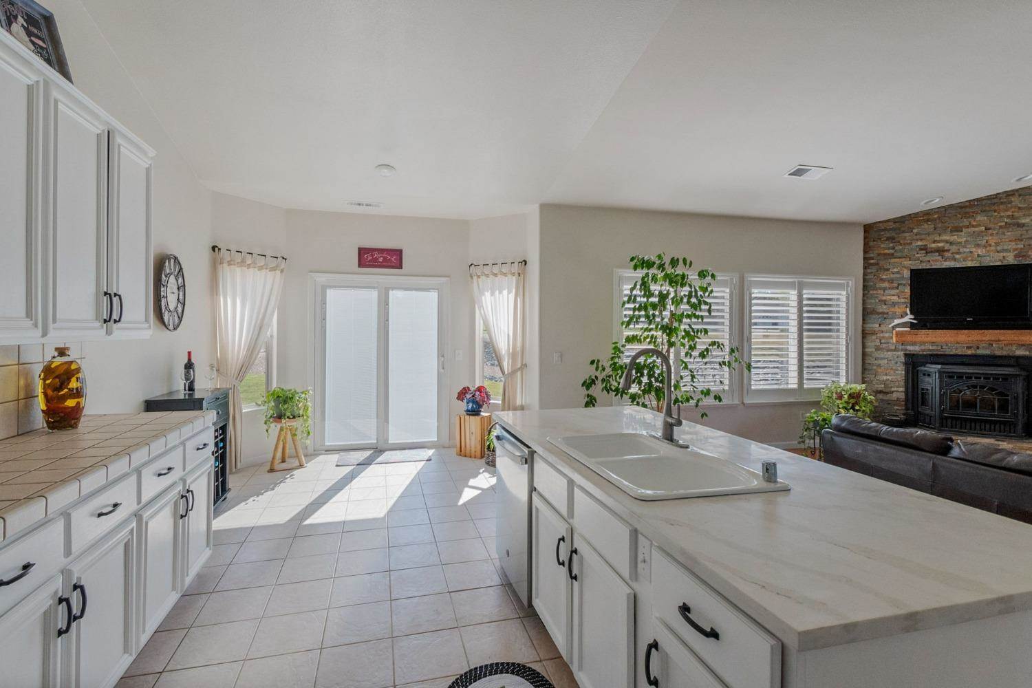 717 La Contenta Drive, Valley Springs, CA 95252