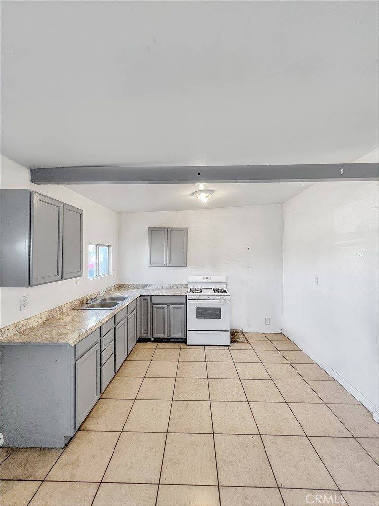 11985 Chamberlaine Way, Adelanto, CA 92301