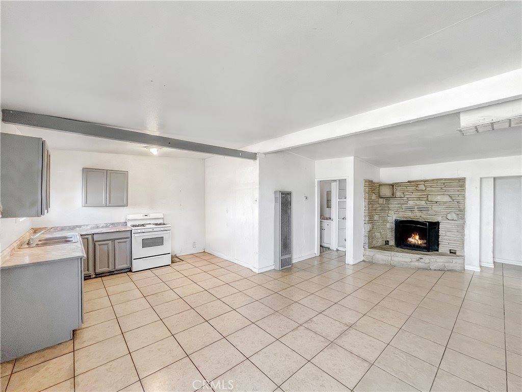 11985 Chamberlaine Way, Adelanto, CA 92301