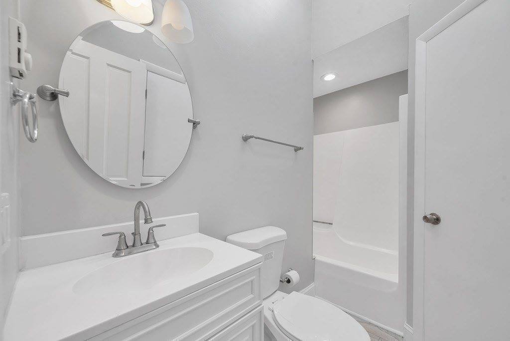 305 Denver St, Springfield, MA 01109
