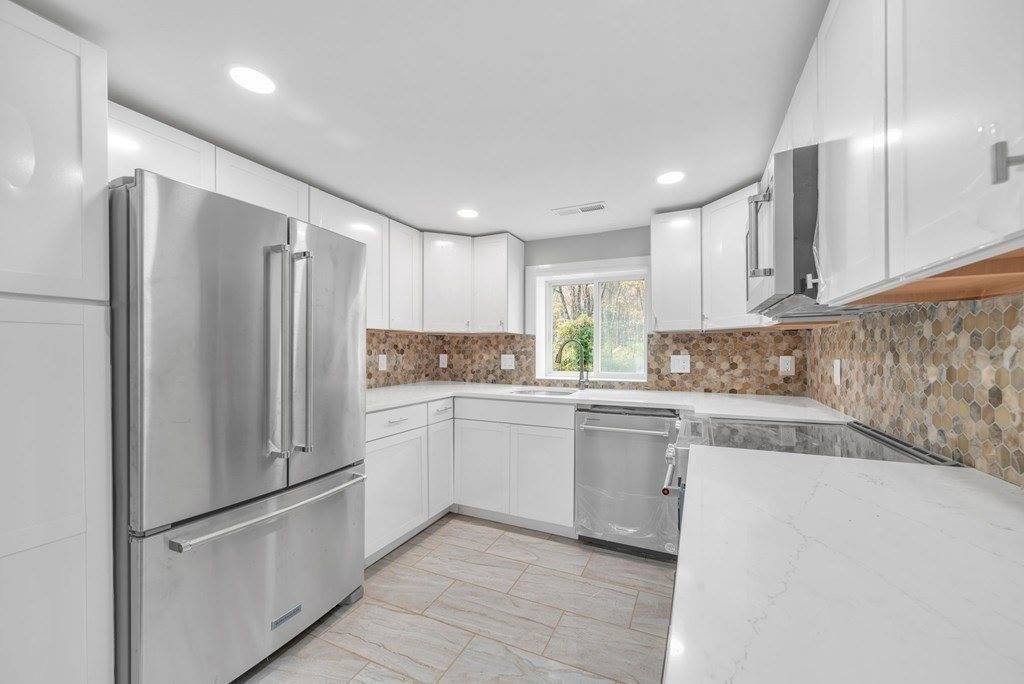 5 Edgewood Rd, Wilbraham, MA 01095