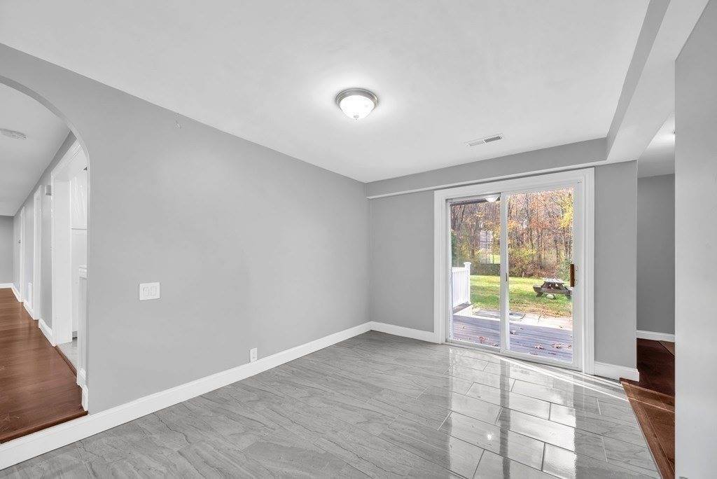 5 Edgewood Rd, Wilbraham, MA 01095