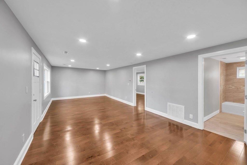 5 Edgewood Rd, Wilbraham, MA 01095