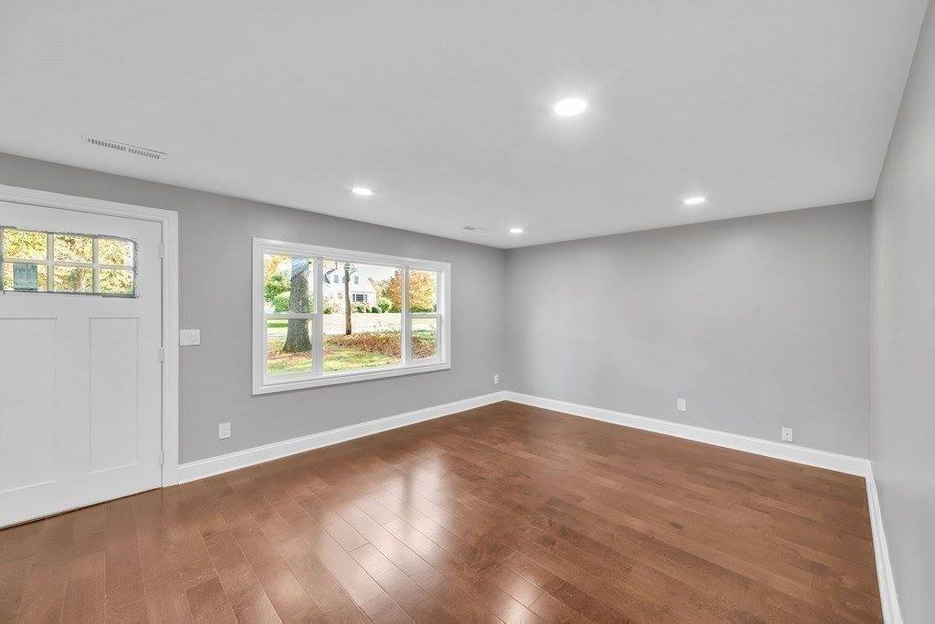 5 Edgewood Rd, Wilbraham, MA 01095