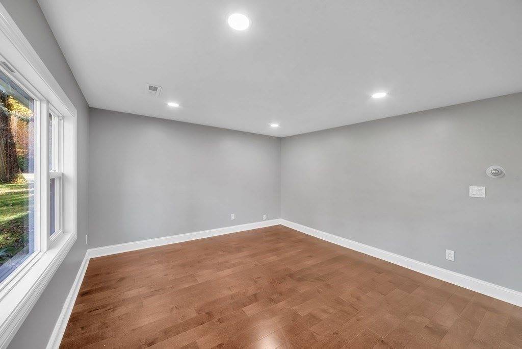 5 Edgewood Rd, Wilbraham, MA 01095