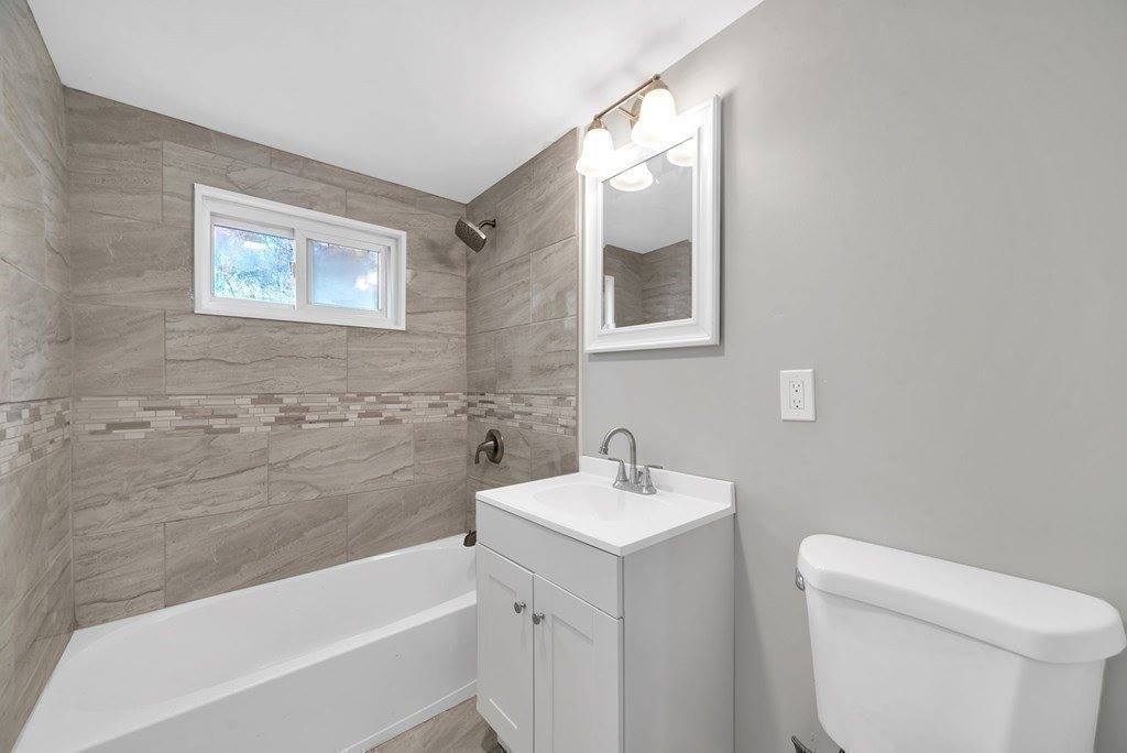 5 Edgewood Rd, Wilbraham, MA 01095