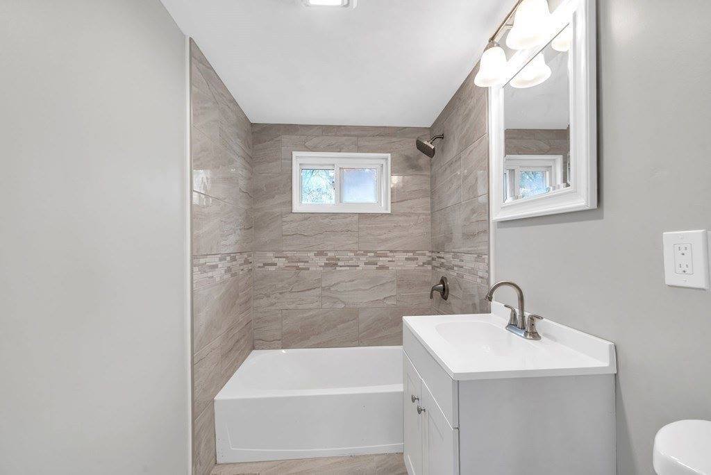 5 Edgewood Rd, Wilbraham, MA 01095
