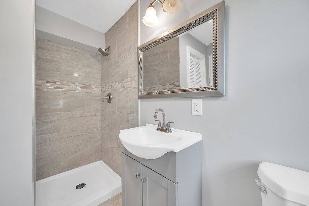 5 Edgewood Rd, Wilbraham, MA 01095