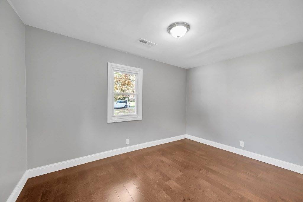 5 Edgewood Rd, Wilbraham, MA 01095
