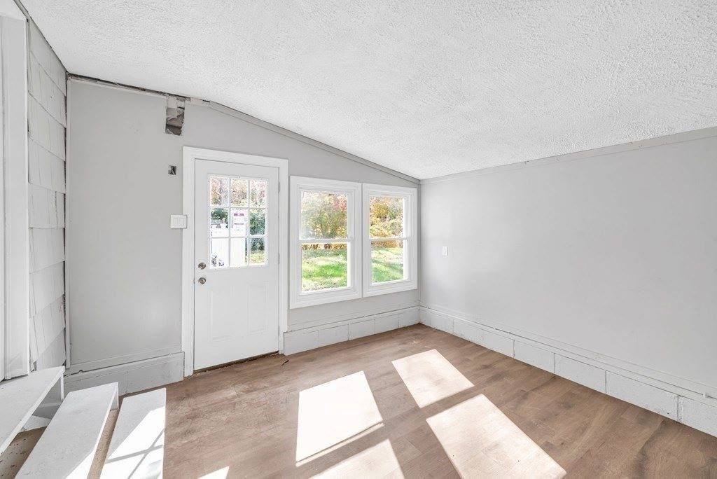 5 Edgewood Rd, Wilbraham, MA 01095