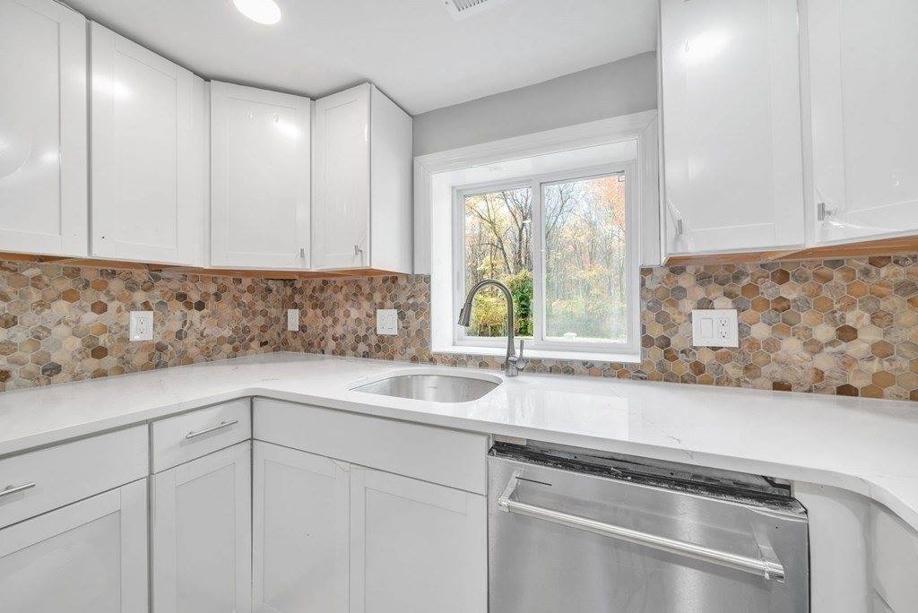 5 Edgewood Rd, Wilbraham, MA 01095