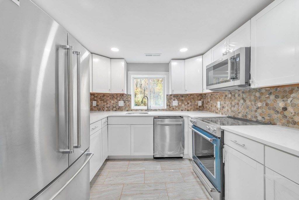 5 Edgewood Rd, Wilbraham, MA 01095