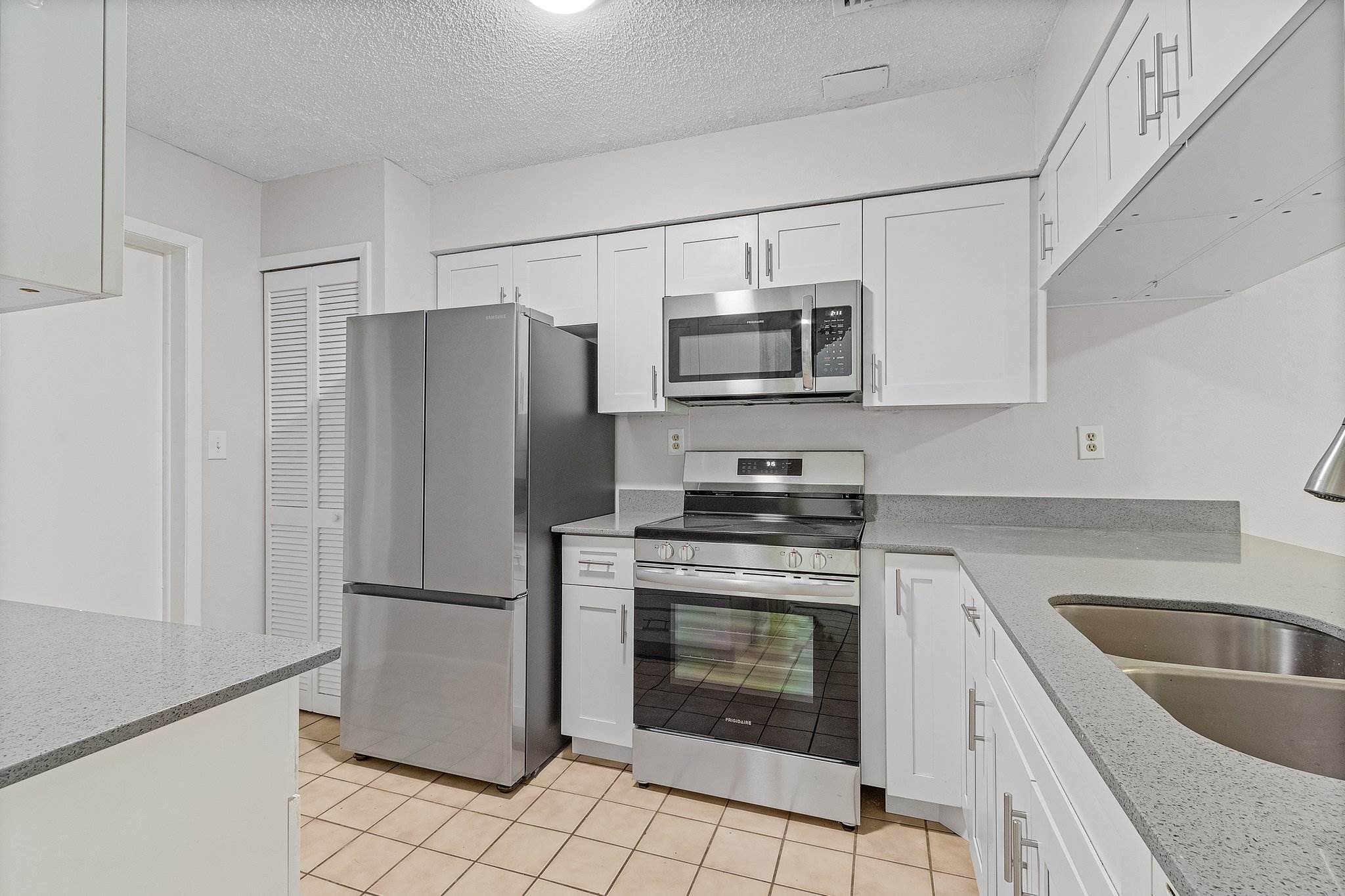 11653 Pointe Circle Dr, Fort Myers, FL 33908