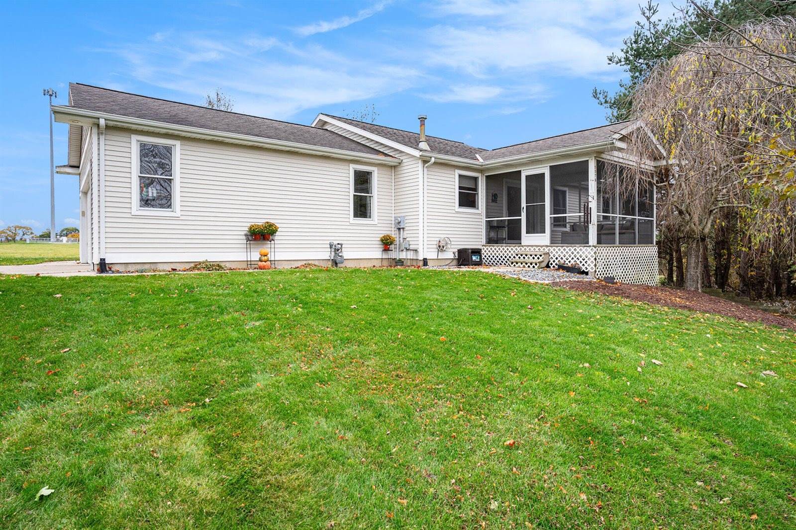 5576 Blue Spruce Lane, Fennville, MI 49408