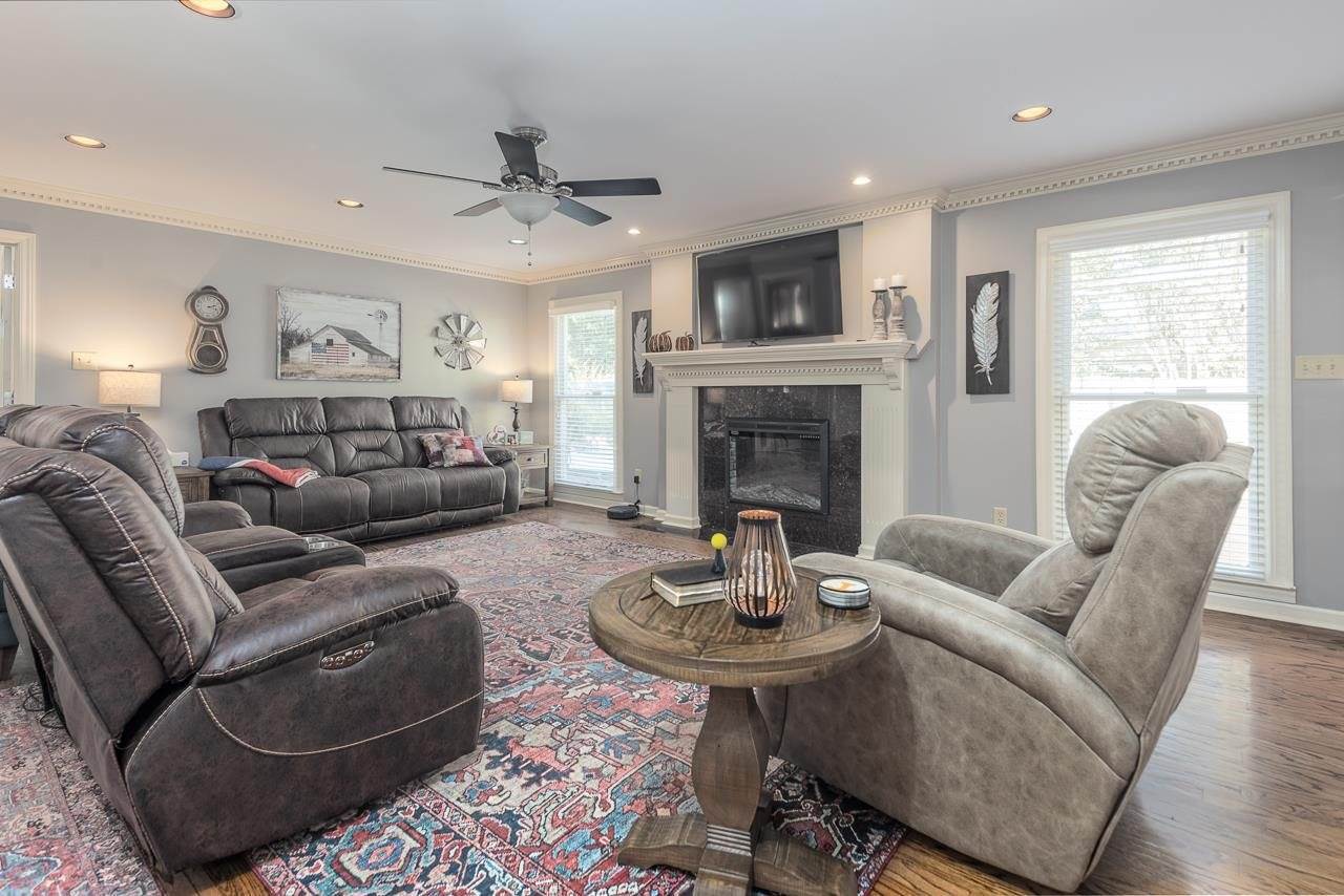 8730 Dogwood Rd, Germantown, TN 38139