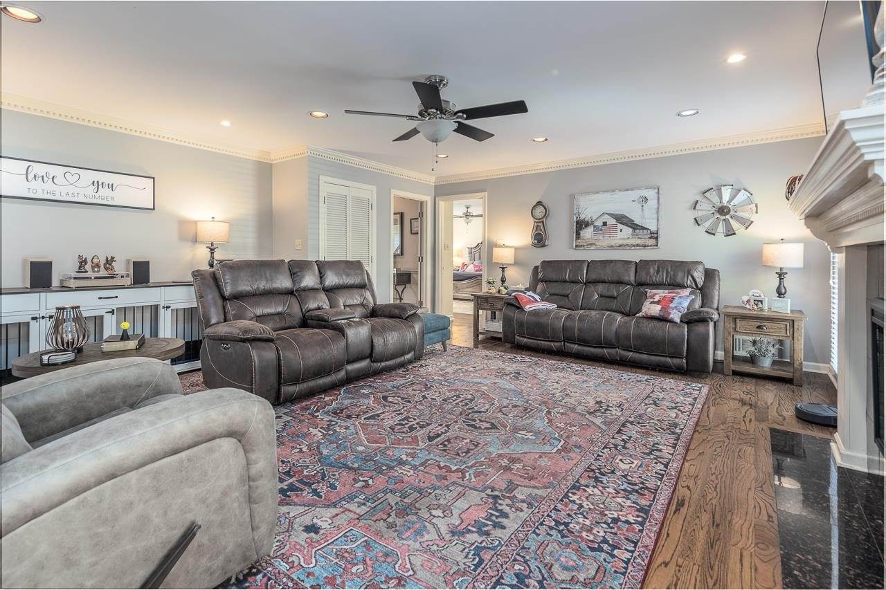 8730 Dogwood Rd, Germantown, TN 38139