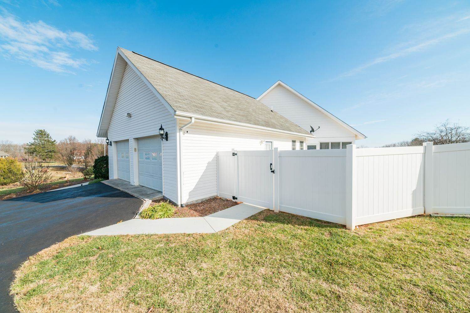 9350 Stewartsville Road, Moneta, VA 24121