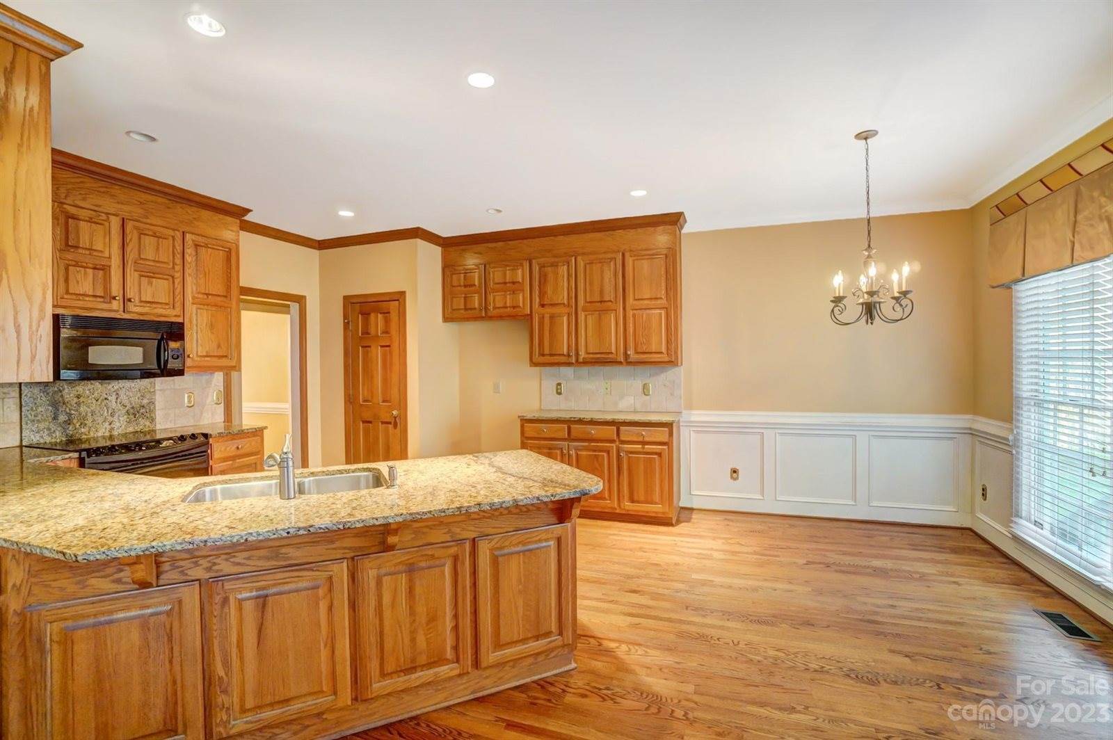 2800 Oxborough Drive, Matthews, NC 28105