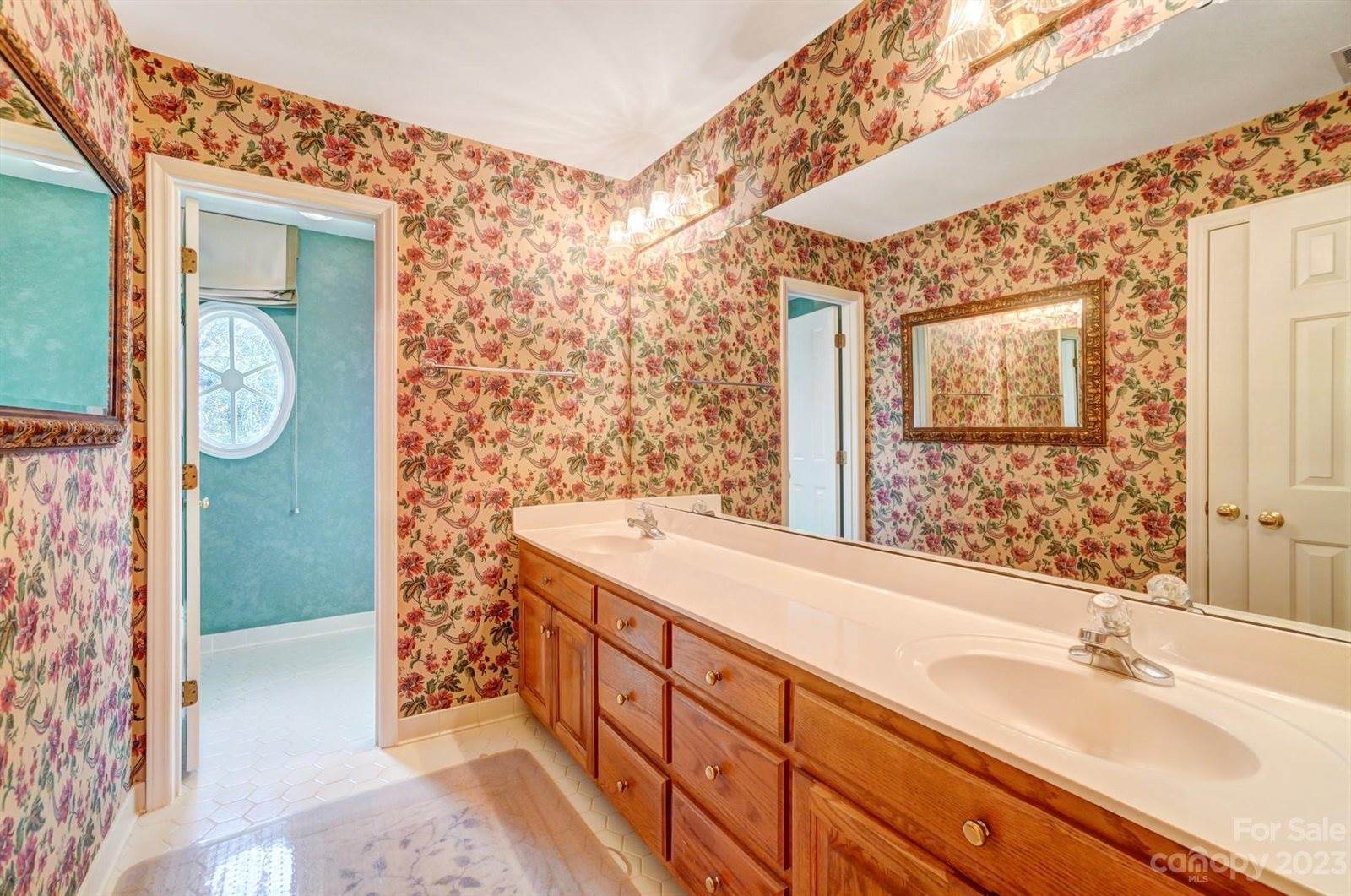 2800 Oxborough Drive, Matthews, NC 28105