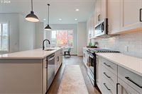 21520 NW Kenai Ct, Portland, OR 97229