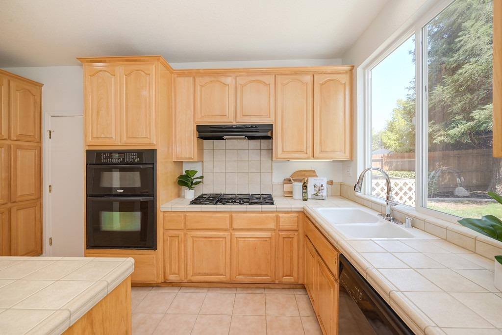 2216 Ursula Way, Roseville, CA 95661