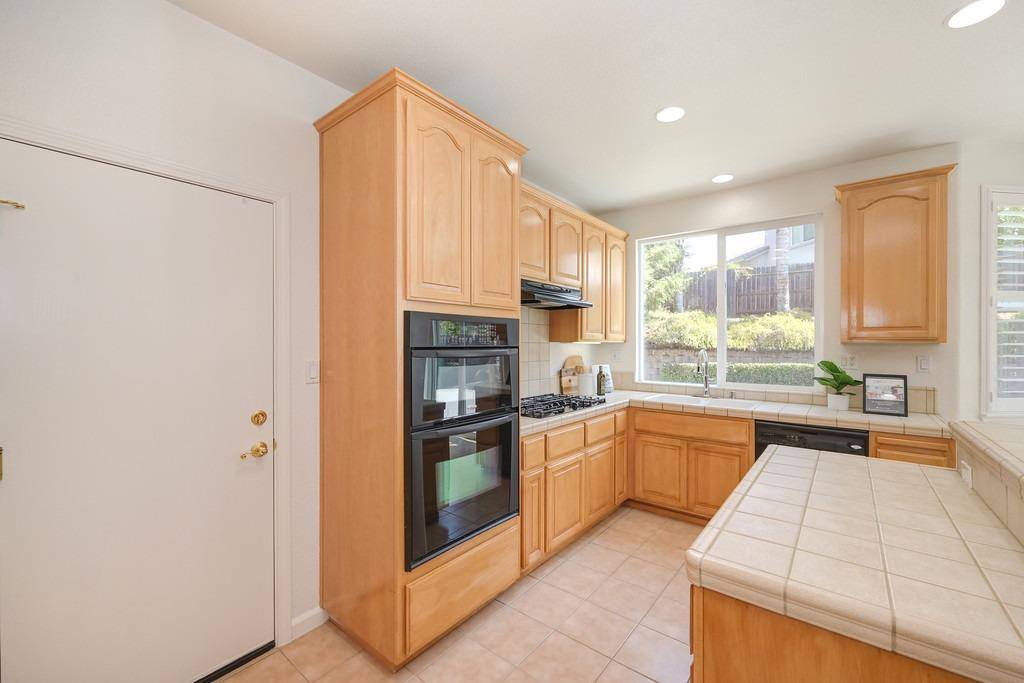 2216 Ursula Way, Roseville, CA 95661