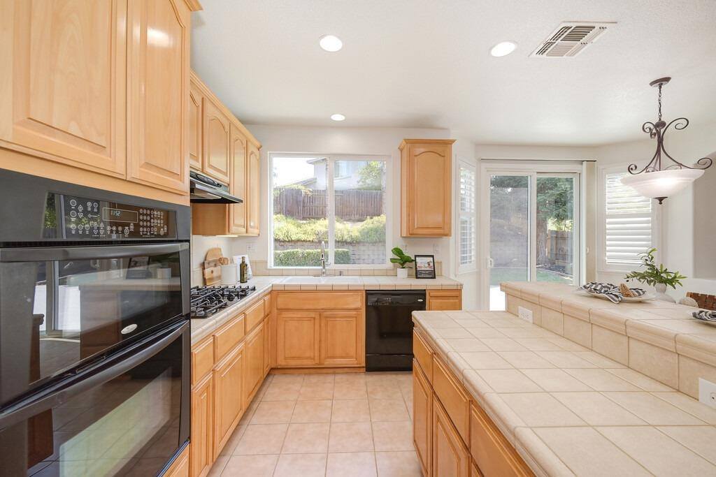 2216 Ursula Way, Roseville, CA 95661