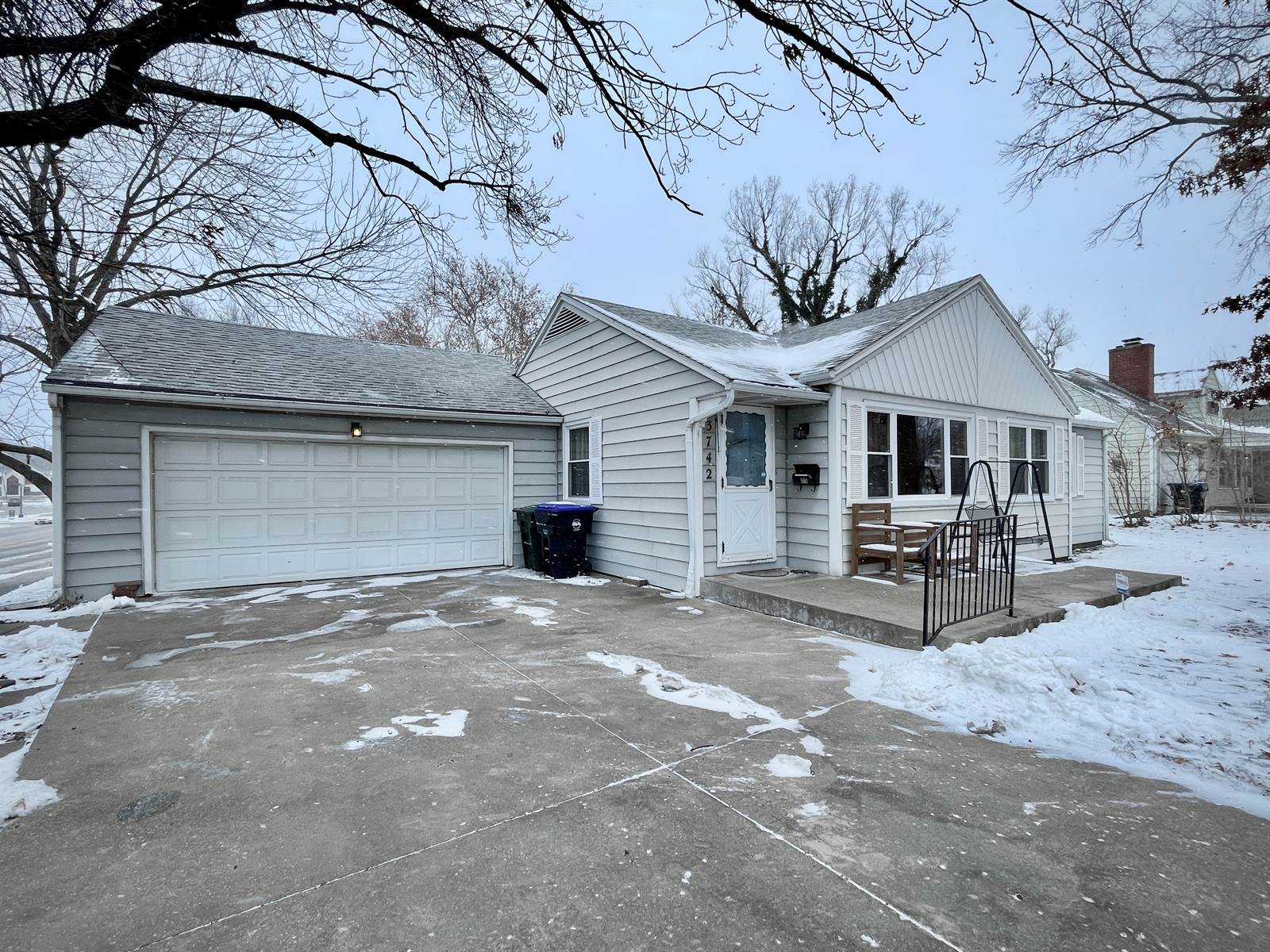 3742 SW Huntoon ST, Topeka, KS 66604