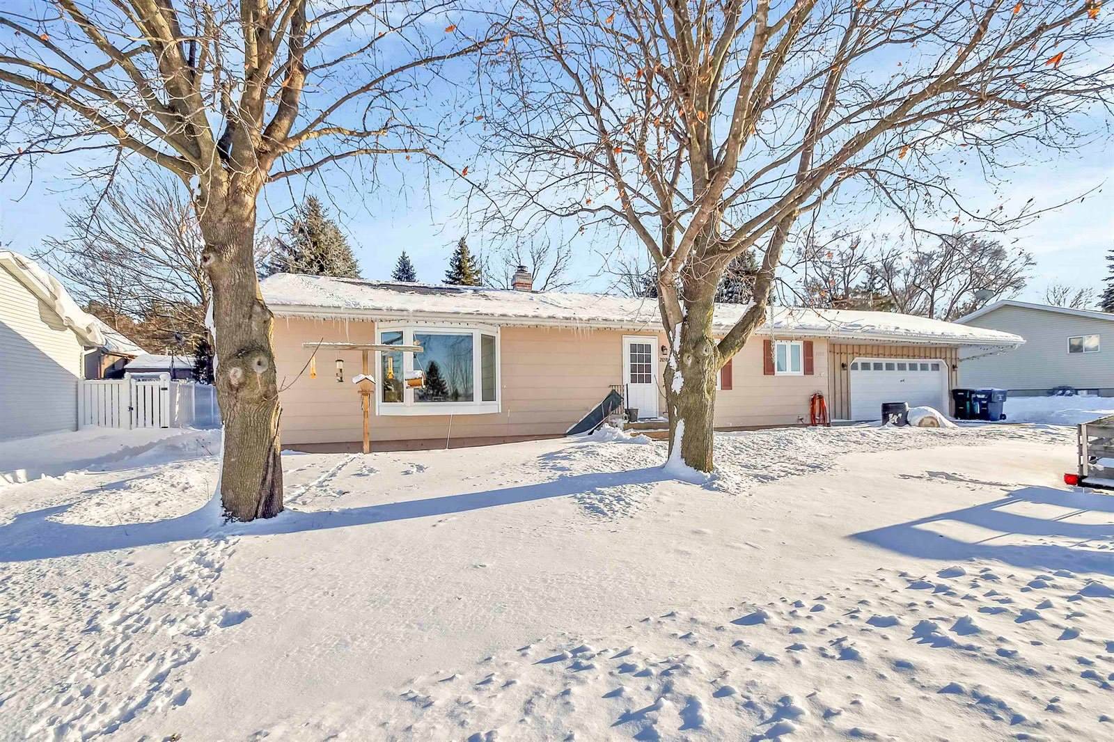 2058 Pershing Road, New London, WI 54961