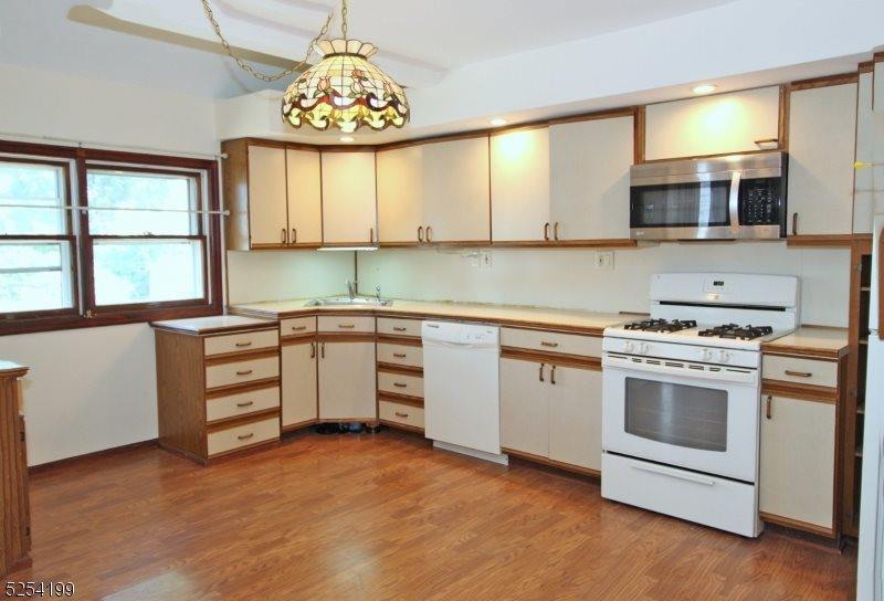 228 Locust Ave, Garwood, NJ 07027